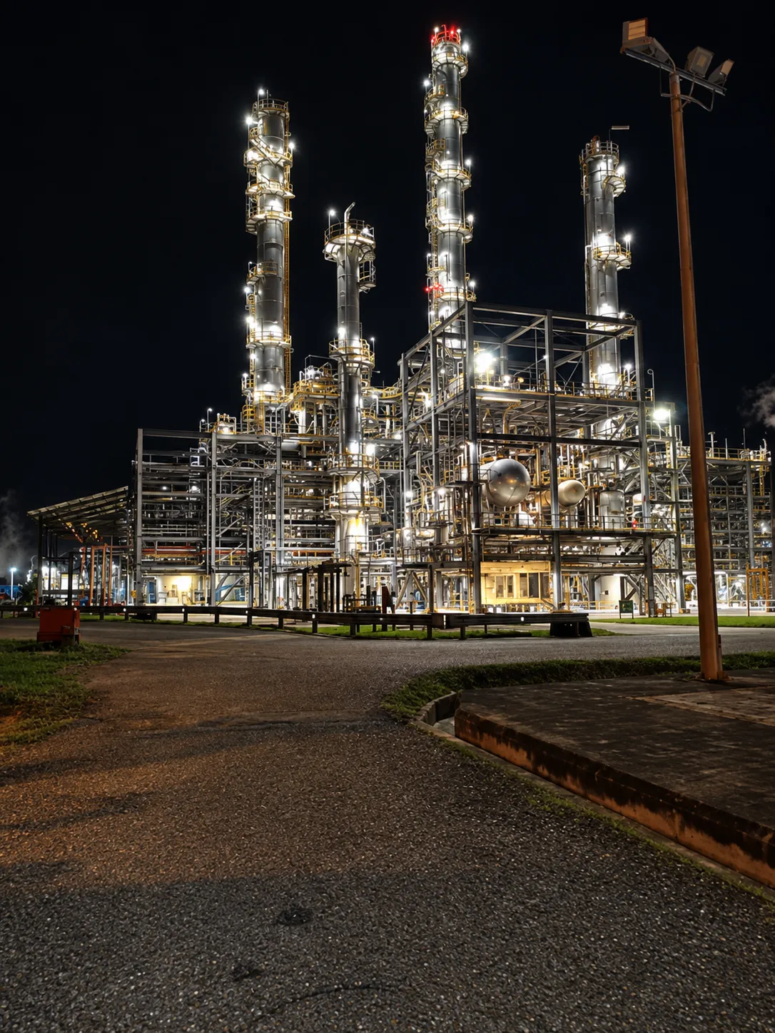 Refinería iluminada — foto 1