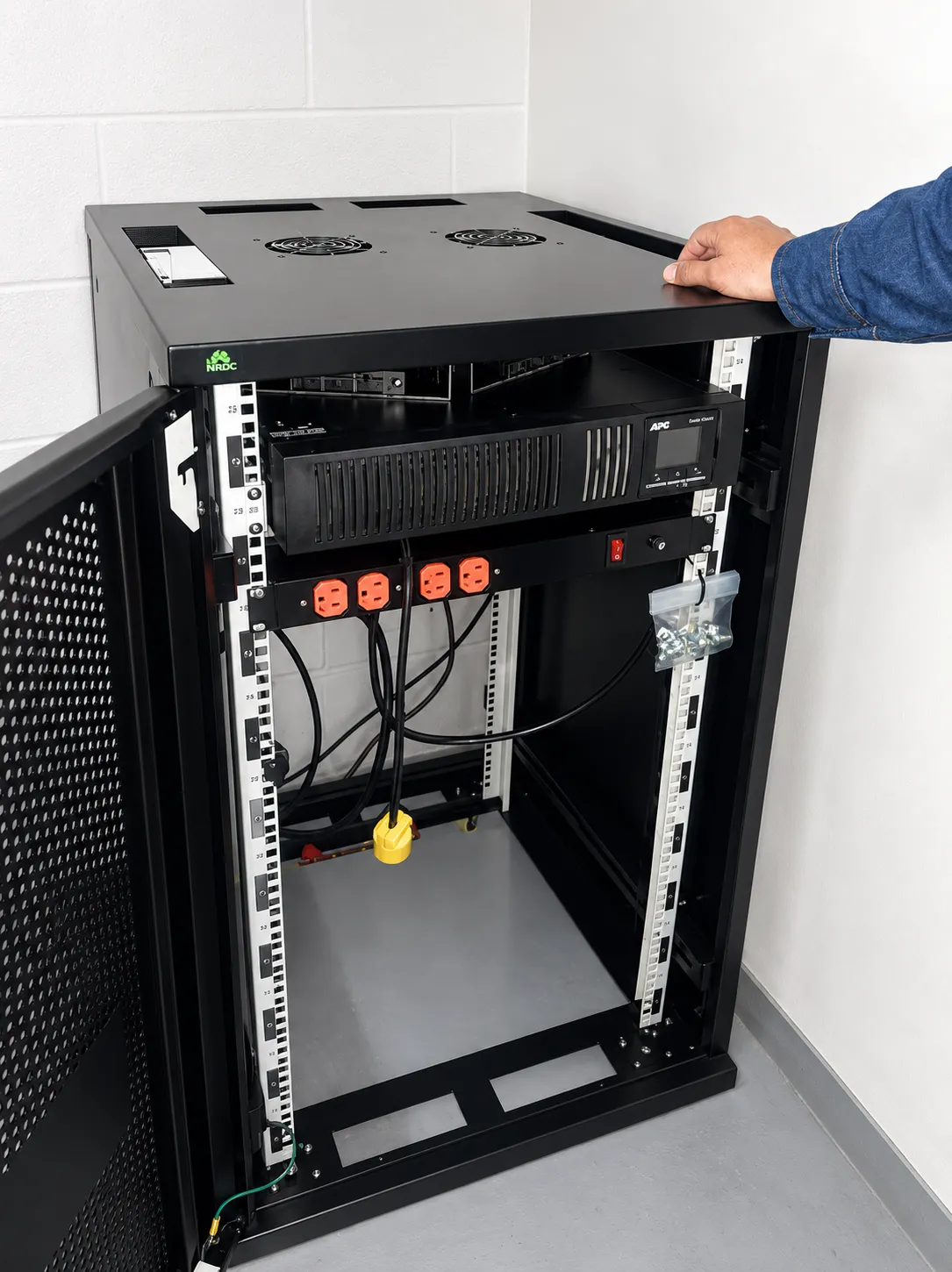 UPS industrial en rack — foto 1