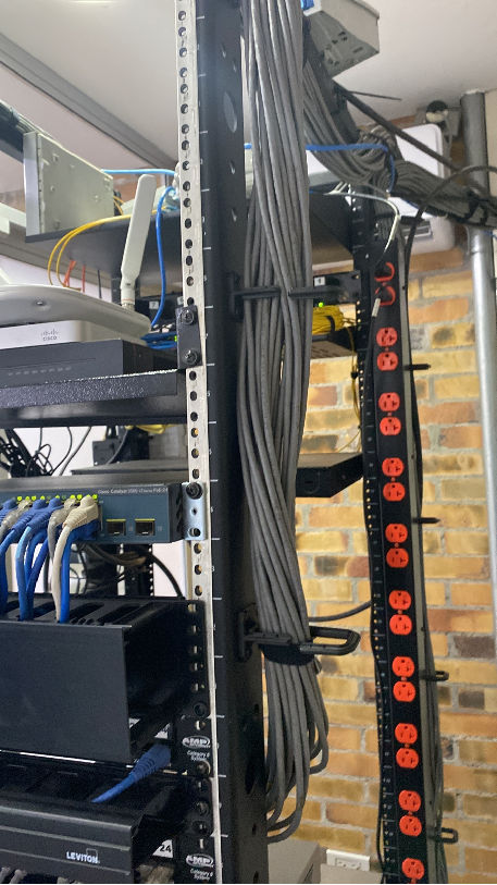 Rack de comunicaciones con cableado estructurado organizado