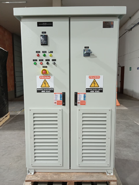 Vista frontal del tablero de control de motores para sistema de bombeo
