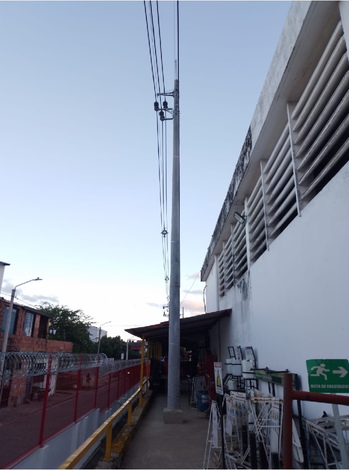 Red eléctrica compacta de media tensión instalada junto a una edificación