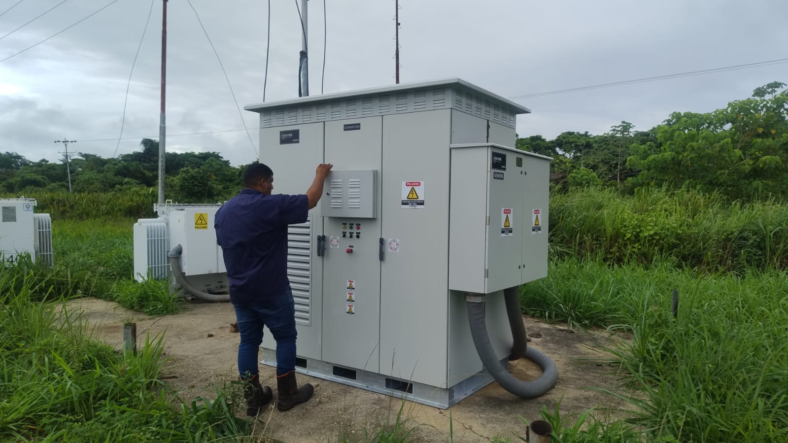 Variador de velocidad instalado en pozo para un sistema de bombeo ESP