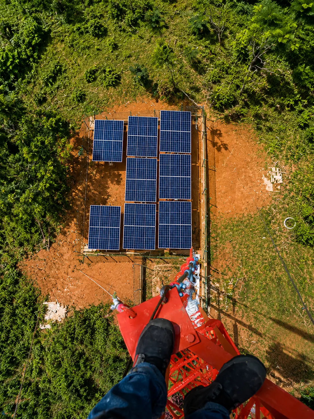 Vista aérea de una instalación de paneles solares en una zona rural de Colombia