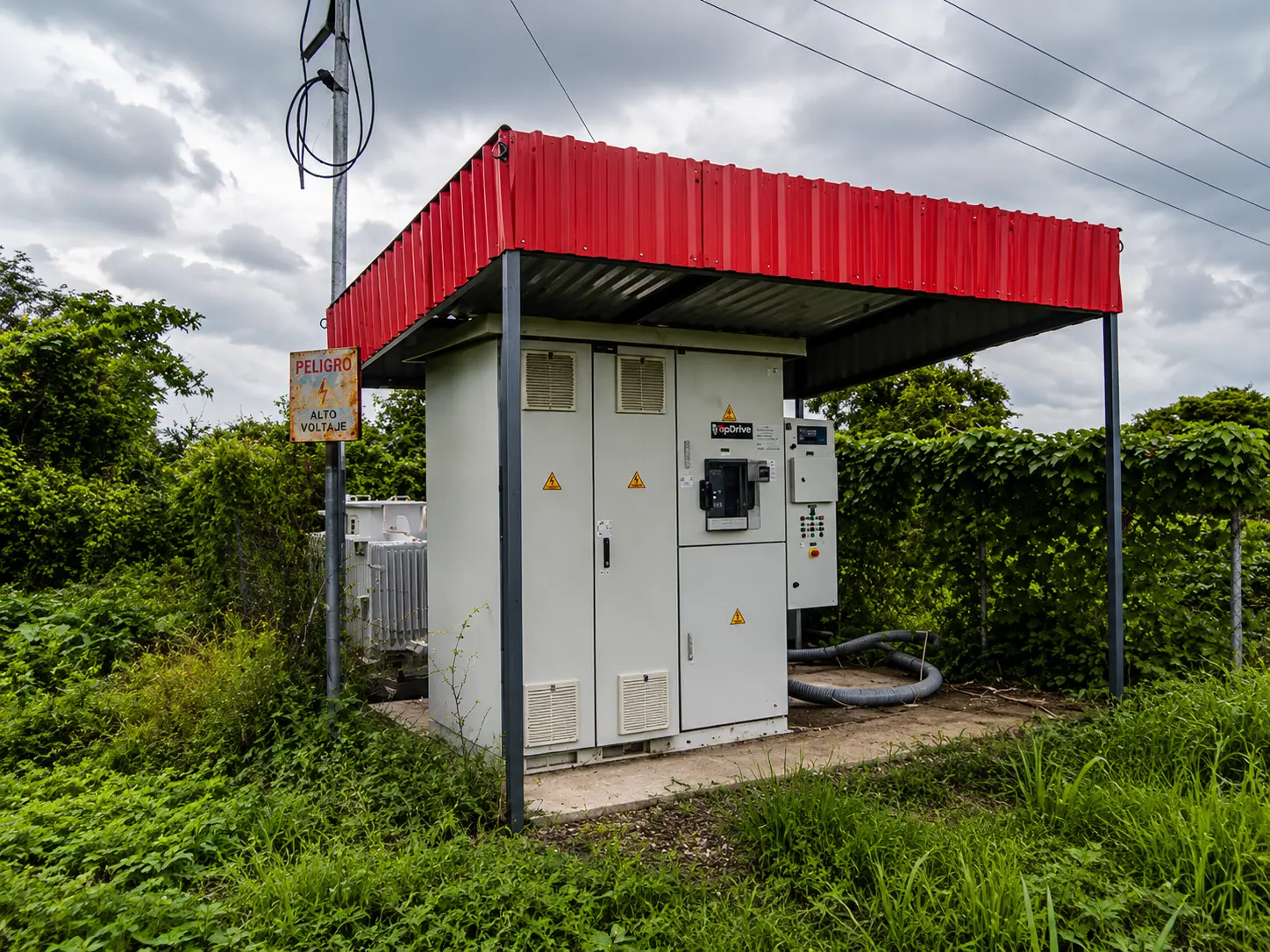 Variadores de frecuencia instalados en una operación de extracción de petróleo